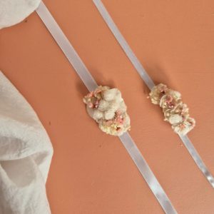 bracelets fleurs blanches rubans