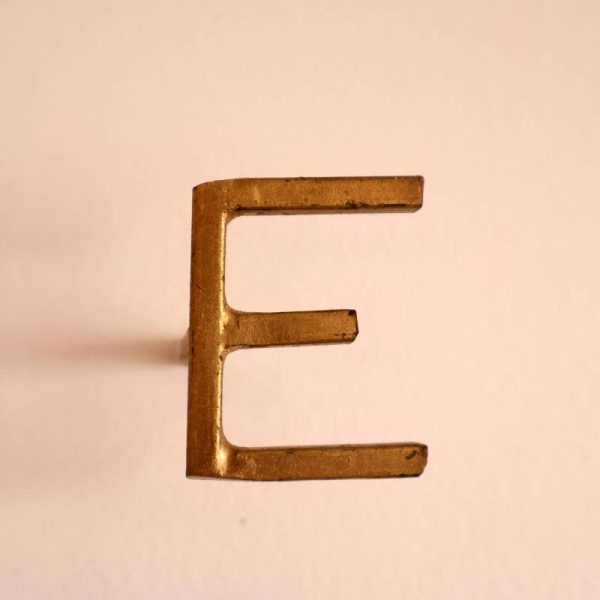 Clou mural en laiton alphabet en E