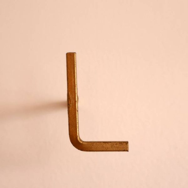 Clou mural en laiton alphabet en L