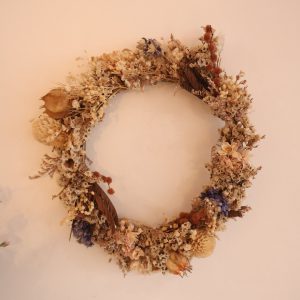 couronne fleurs séchées mur florale