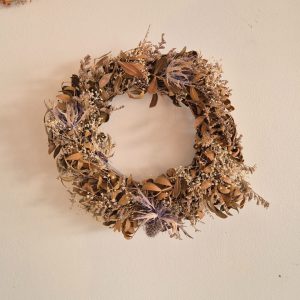 couronne fleurs séchées mur forêt