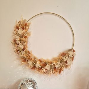 couronne fleurs séchées mur gustave