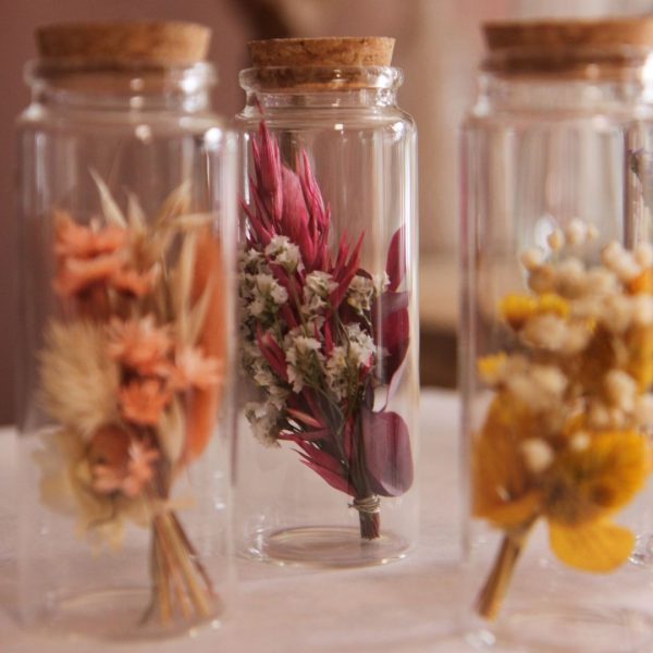 Fioles fleuries avec fleurs séchées