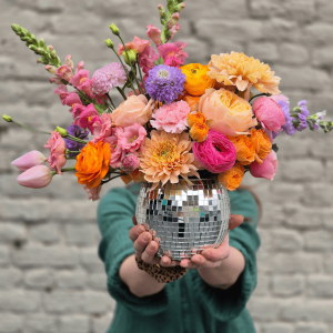 Vase boule à facette avec bouquet de fleurs fraîches