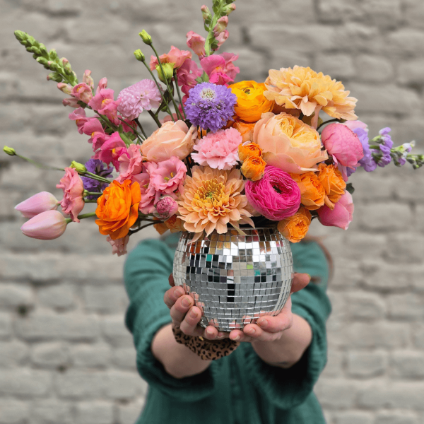 Vase boule à facette avec bouquet de fleurs fraîches