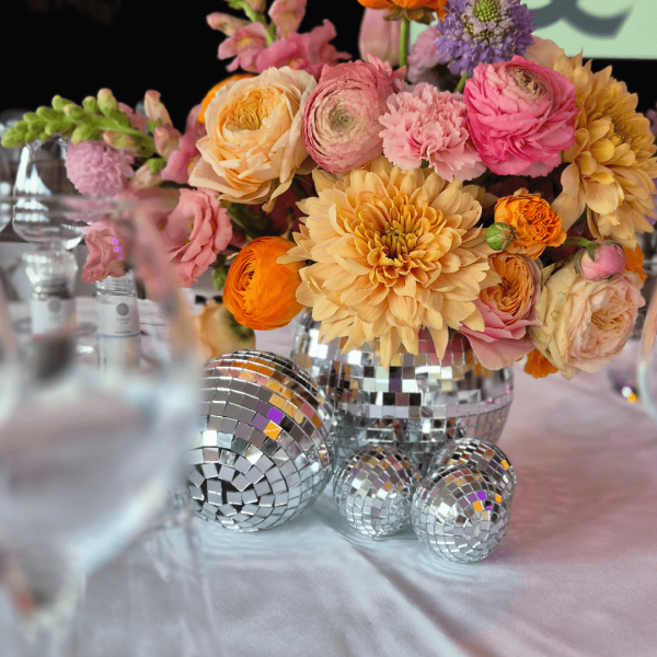Vase boule à facette avec bouquet