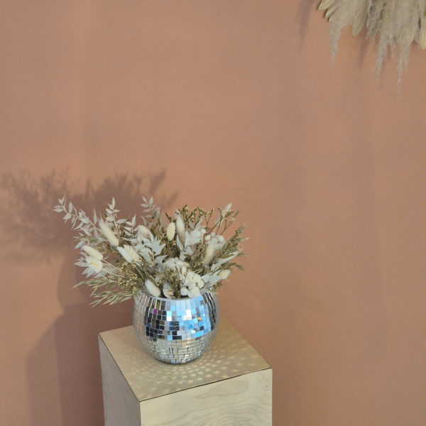 Vase boule à facette avec petit bouquet