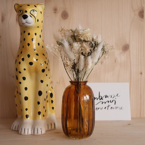 vase en verre arrondi ambré