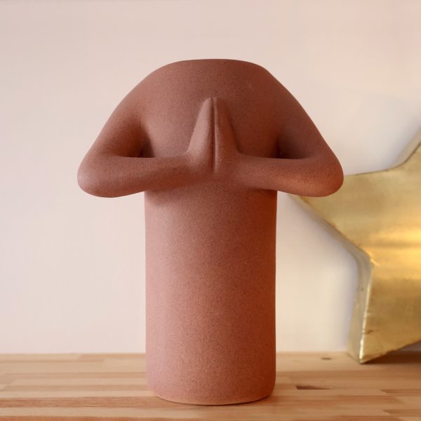 vase mains priere decoration