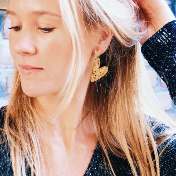 Boucle d'oreille à double cœur martelé – Image 2