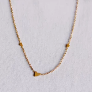 Collier fin en acier inoxydable avec 3 mini cœurs - or