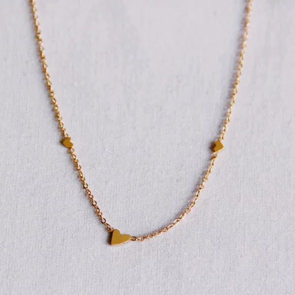 Collier fin en acier inoxydable avec 3 mini cœurs - or