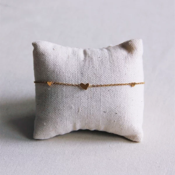 Bracelet fin en acier inoxydable avec 3 mini-cœurs - doré – Image 2