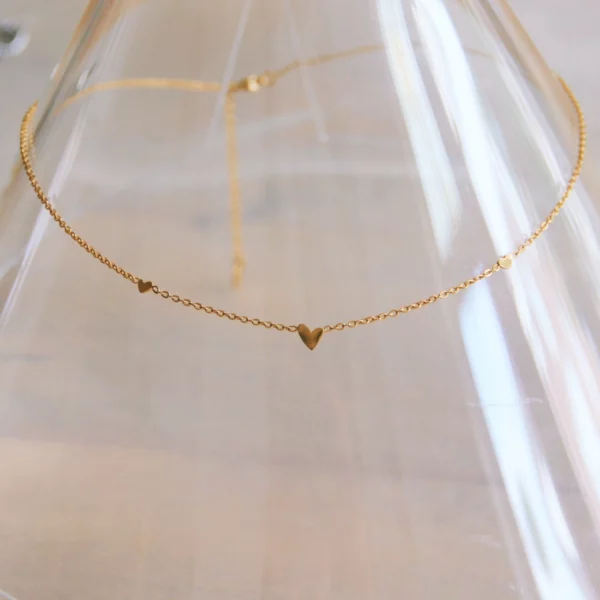 Collier fin en acier inoxydable avec 3 mini cœurs - or – Image 2