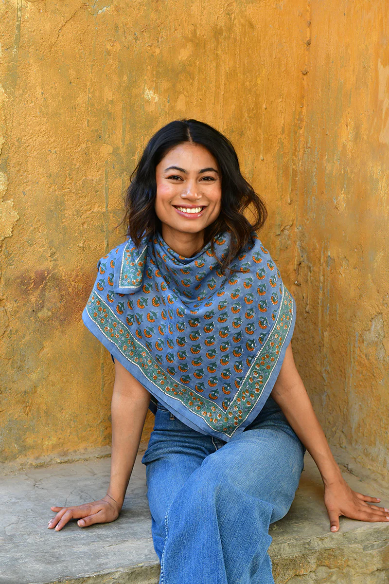 Grand foulard SÉLÉNÉ Bleu horizon – Image 2