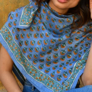Grand foulard SÉLÉNÉ Bleu horizon Grand foulard SÉLÉNÉ Bleu horizon