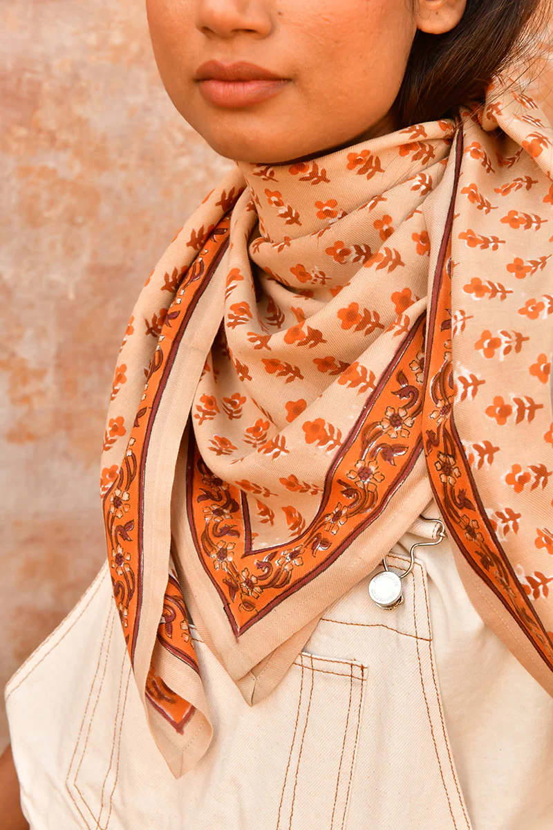 Grand foulard Nika beige – Image 2