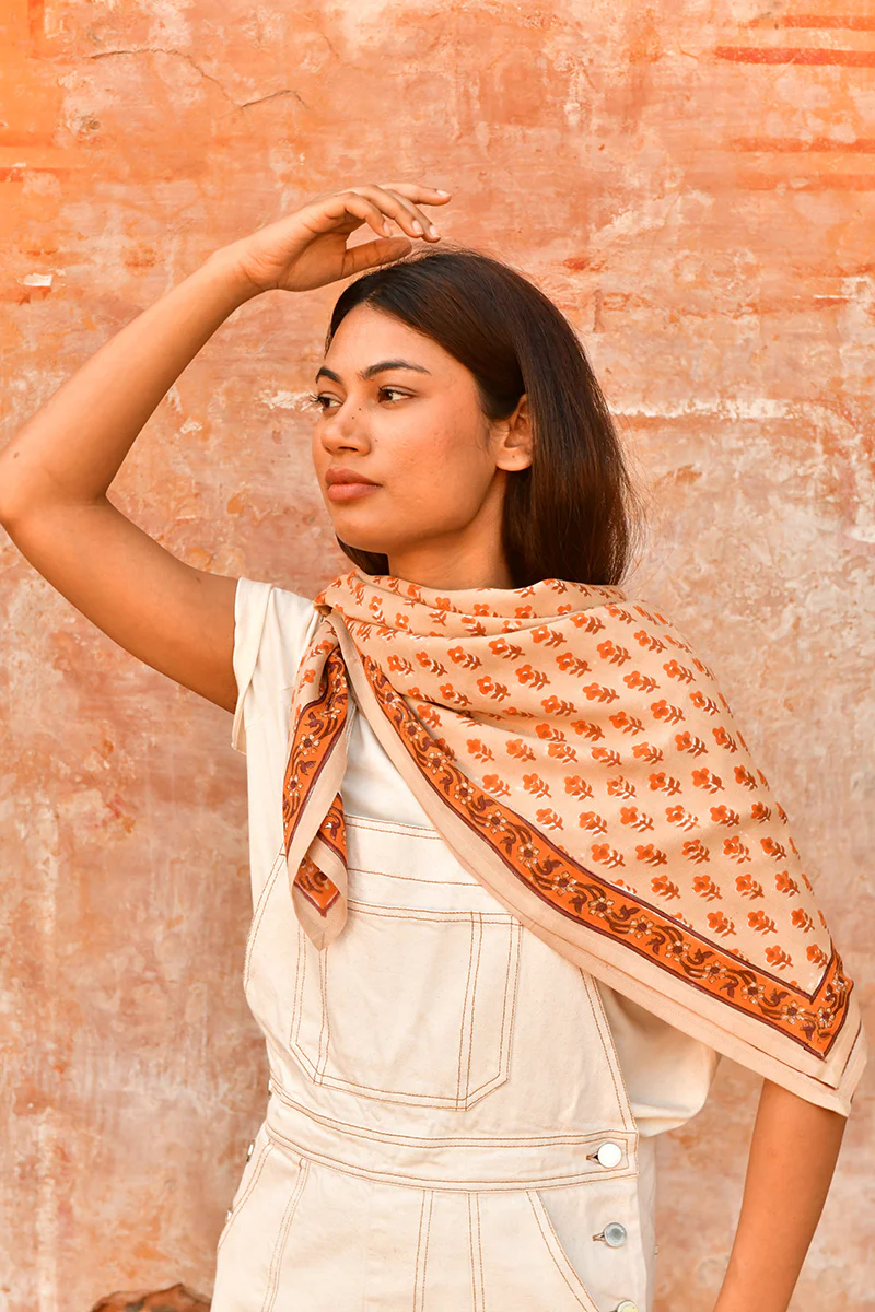 Grand foulard Nika beige – Image 3