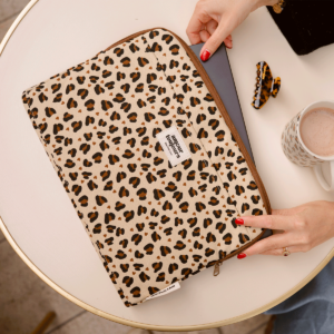 Pochette ordinateur léopard cœur "Amour toujours"
