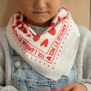 Foulard cœurs 55cm (fond blanc / motif rouge)