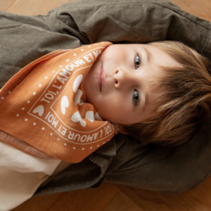Foulard cœurs 55cm (fond marron / motif blanc)