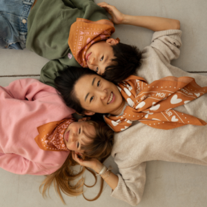 Foulard cœurs 100cm (fond marron / motif blanc)