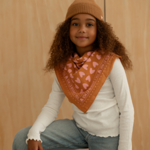 Foulard cœurs 55cm (fond marron / motif rose)