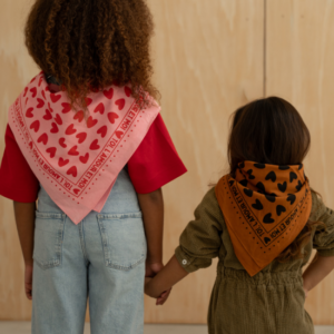 Foulard cœurs 55cm (fond rose / motif rouge)