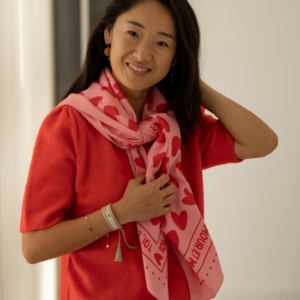Foulard cœurs 100cm (fond rose / motif rouge)