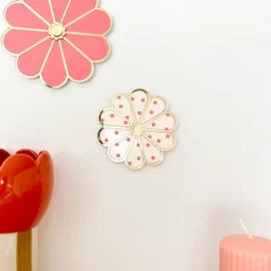 Fleur murale en plexiglas - Version à pois pêche