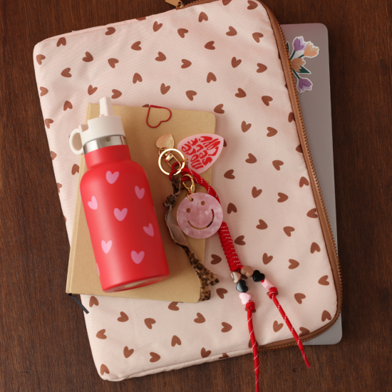 Pochette ordinateur coeurs marrons / fond beige