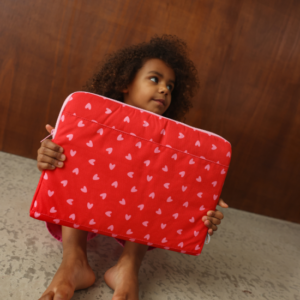 Pochette ordinateur coeurs roses / fond rouge