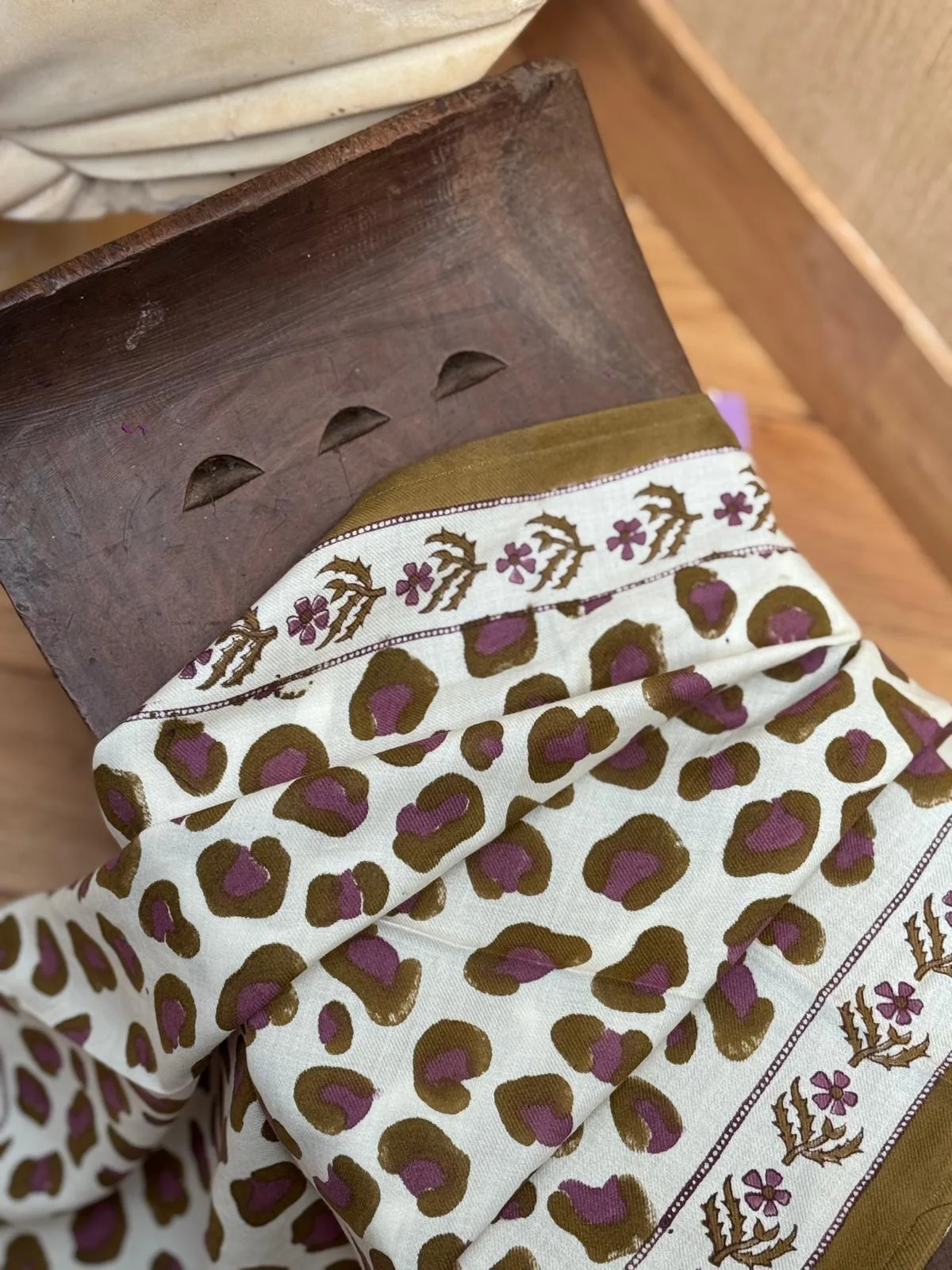 Foulard 60x60cm LÉOPARD Écru et Kaki – Image 2